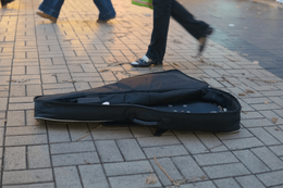 Между струните на правилата. Уличните музиканти в София