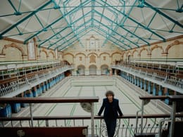 Да разкажеш света наново: Джанет Уинтърсън в разговор за властта и въображението