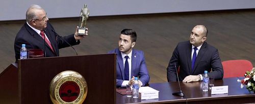 Отляво надясно: ректорът на УНСС проф. Стати Статев, председателят на Студентския съвет Кристиян Маджуров и президентът на Бъ