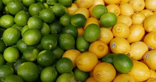 Снимка на зелени и жълти лимони