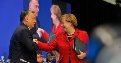 Ангела Меркел и Виктор Орбан на конгреса на ЕНП в Мадрид през 2015 г.
