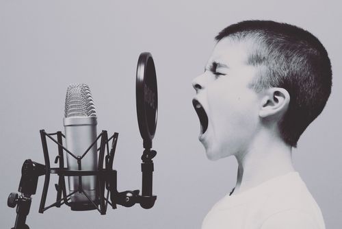 Малко момче крещи срещу микрофон