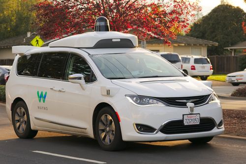 Автономен миниван Waymo Chrysler Pacifica по време на тест в Калифорния