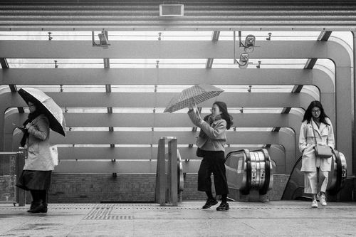 Три жени излизат от метростанция в Шанхай