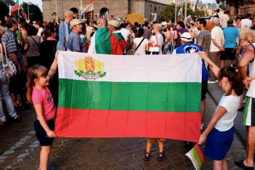 Деца държат българското знаме по време на протестите през 2013 г.