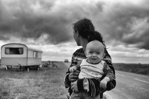 Ромска жена държи малко бебе в ръце