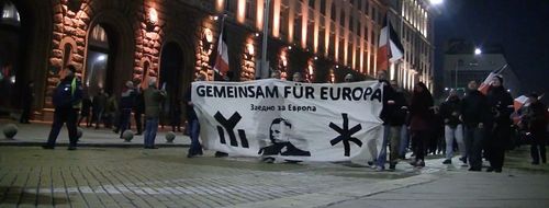 Демонстранти на Луковмарш с плакат „Заедно за Европа“