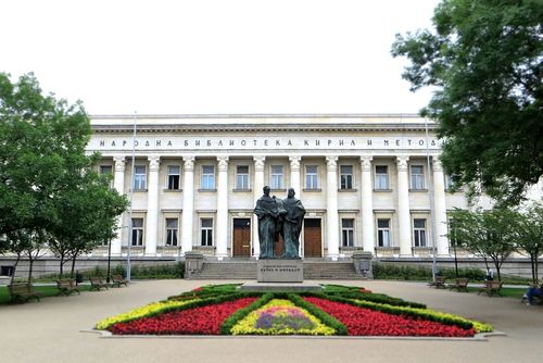 Сградата на Национална библиотека „Св. св. Кирил и Методий“ в София с паметника на двамата братя