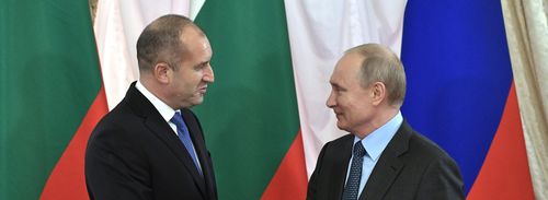 Радев и Путин се здрависват