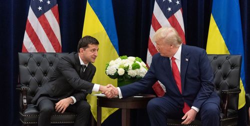 Владимир Зеленски и Доналд Тръмп си стискат ръцете