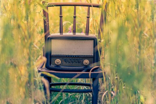 Старо радио, сложено върху стол на полето