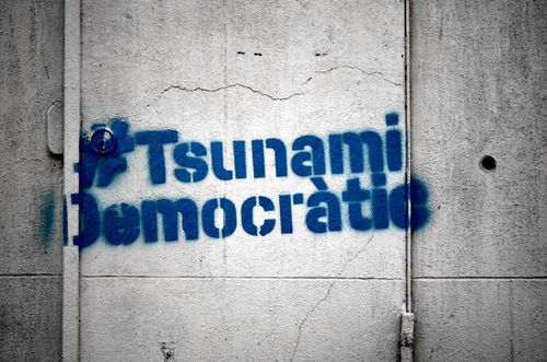 Надпис на стена: Tsunami Democratic