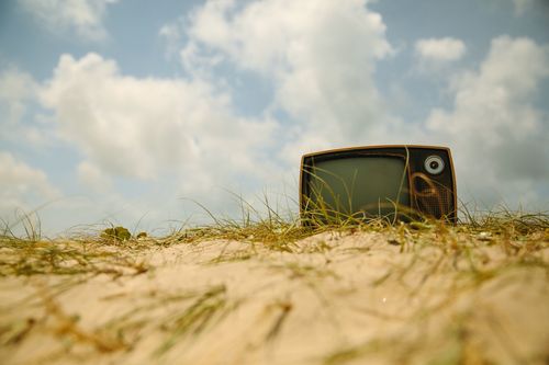 Стар телевизор, оставен на пясъка