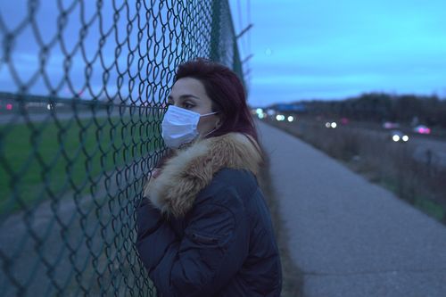 Жена с маска до ограда