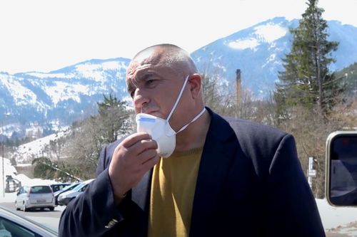 Бойко Борисов със свалена предпазна маска пред журналисти в Смолян
