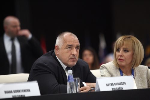 Борисов и Манолова по време на конференция за двойния стандарт при храните в ЕС през април 2018 г.