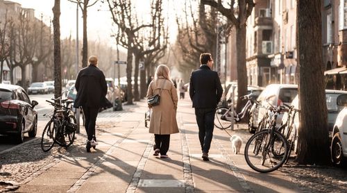 Хора се разхождат по широк тротоар в Копенхаген