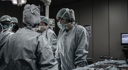Доктори по време на операция