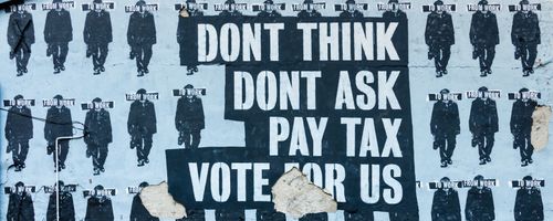 Графити с надпис „Не мисли, не питай, плащай си данъците и гласувай за нас“