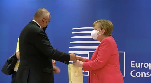 Борисов подарява бъклица с розово масло на Меркел