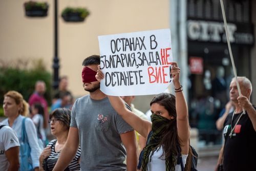 Протестираща държи табела „Останах в България, за да не останете вие“