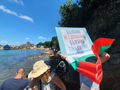 Протестиращ държи табела „България не е Догансарай, България – това сме ние“