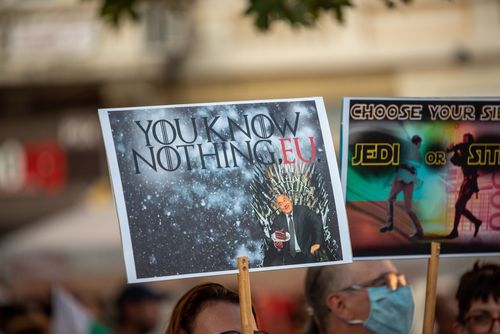 Протестиращи държат плакат „Ти нищо не знаеш, ЕС“