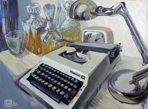 Пишеща машина „Марица 30“, настолна лампа, будилник, стъклени бутилки с алкохол