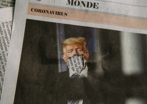 Изрезка от вестник със снимка на Доналд Тръмп и дупка на устата му