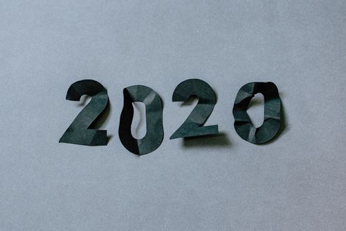 Цифрите за 2020, изрязани от хартия и намачкани