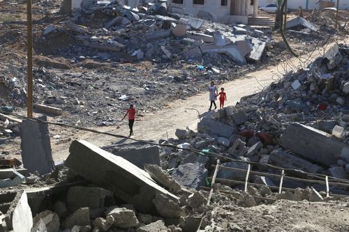Деца вървят покрай разрушенията в Газа
