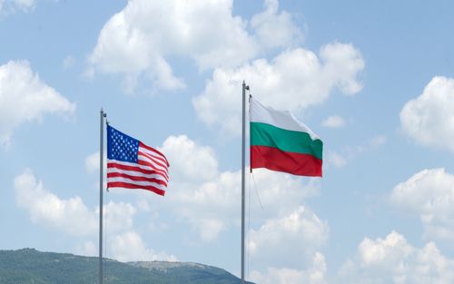 Знамена на САЩ и България
