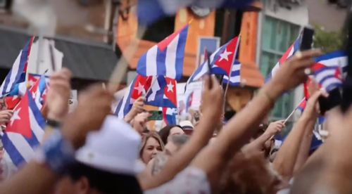 Протестиращи с кубински знамена