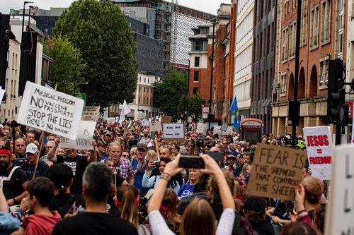 Протестиращи по улиците на Лондон