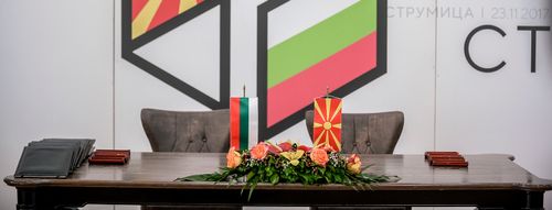 Бюро със знамена на РБ и РСМ