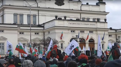 Протестиращи пред Народното събрание