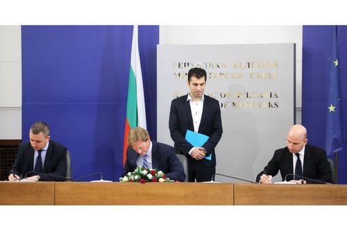 Премиерът Петков, министър Николов и представители на двете инвеститорски компании