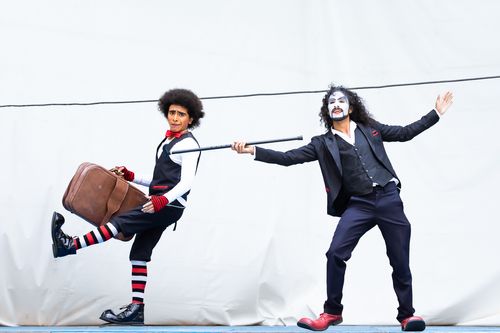 Клоуните Котън и Моп за радостта и силата да разобличаваш гадостите в света
