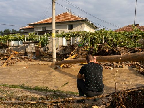 Фотографът Анастас Търпанов: „Хората в наводнените села имат нужда и от психологическа помощ“