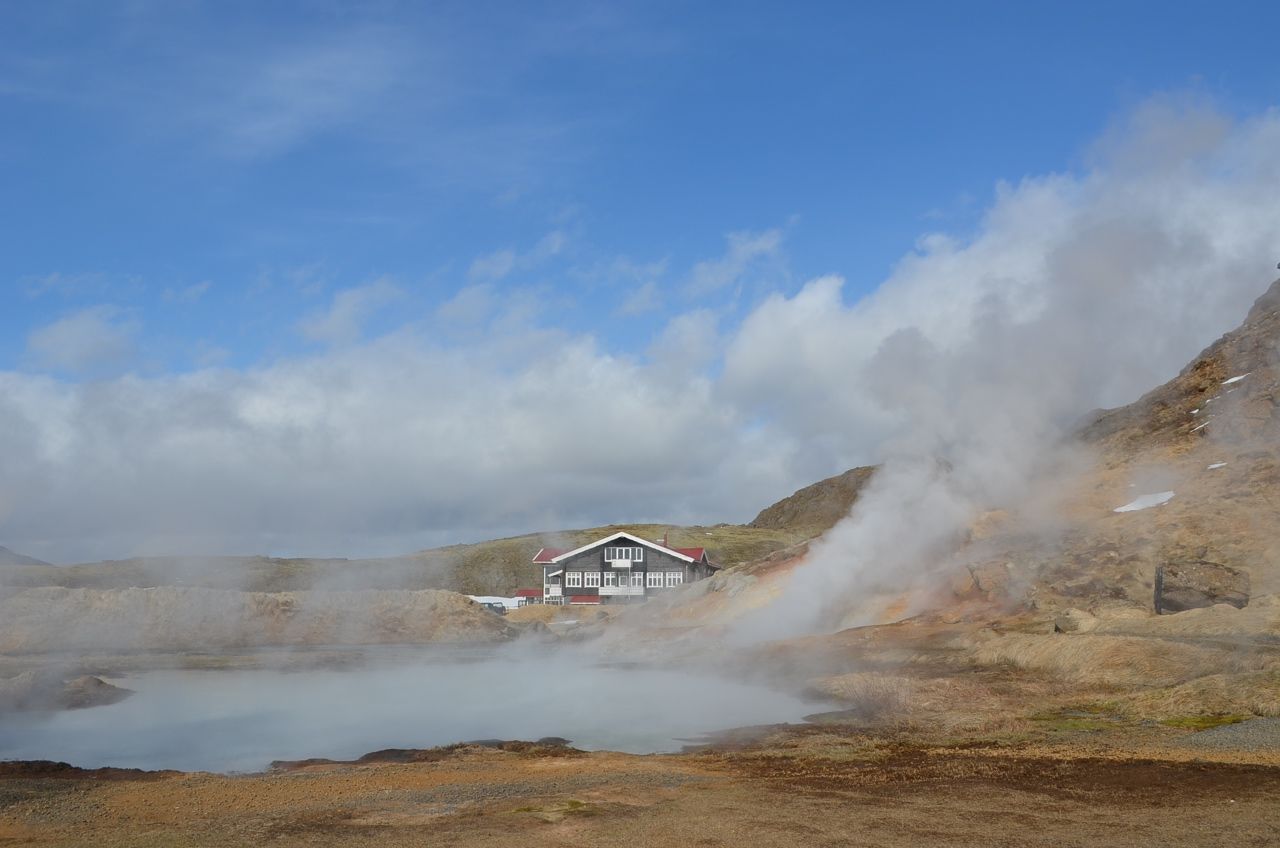 Помните ли тази романтична къщичка от исландската авантюра на Уолтър Мити?