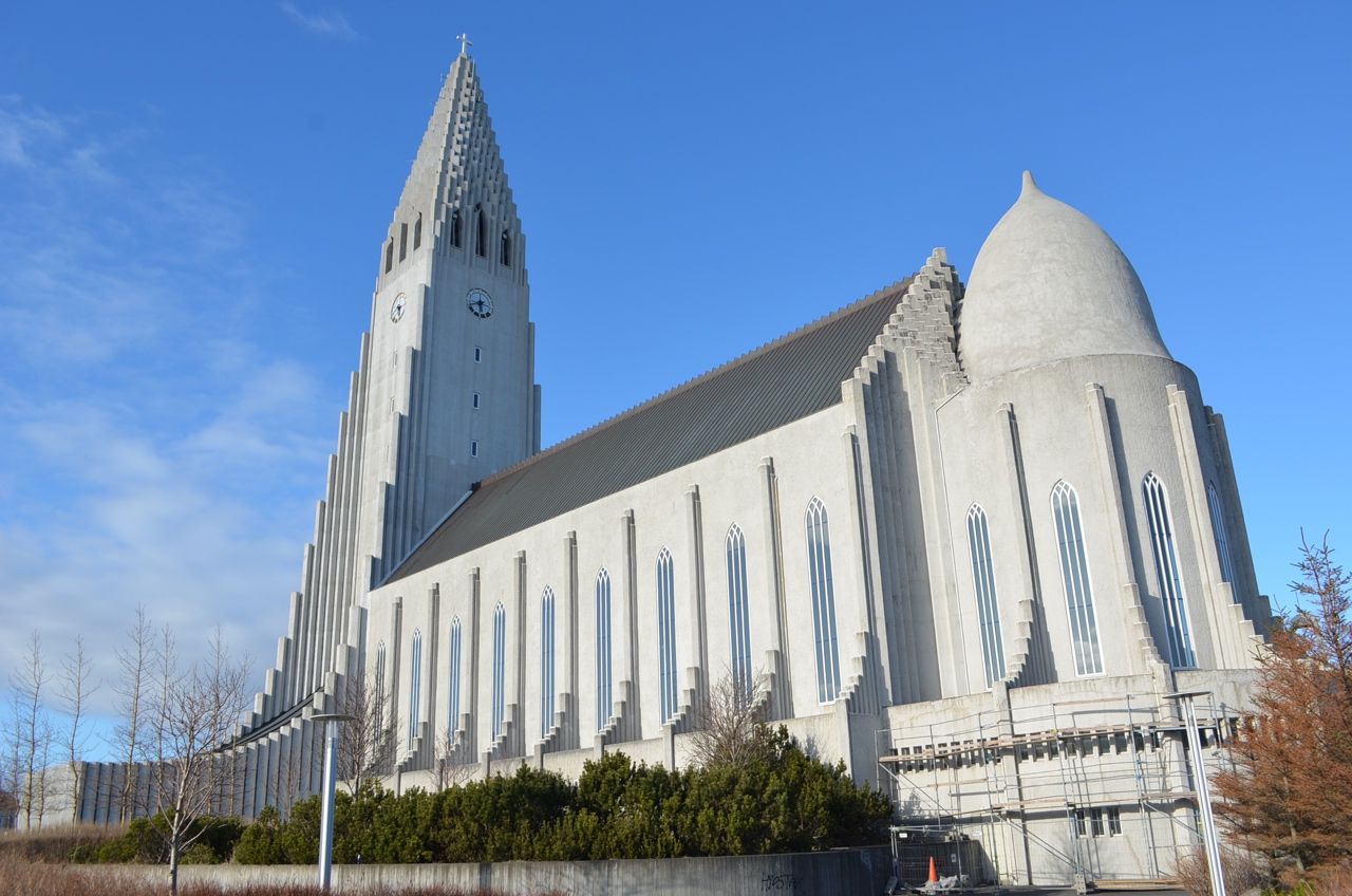 Хатлгримскиркя не е столичната катедрала, но е най-голямата църква на острова и емблема на Рейкявик. Тя е седалище на епископа на Исландия (жена и – разведена – майка на три деца) Агнес Сигурдардоухтир.