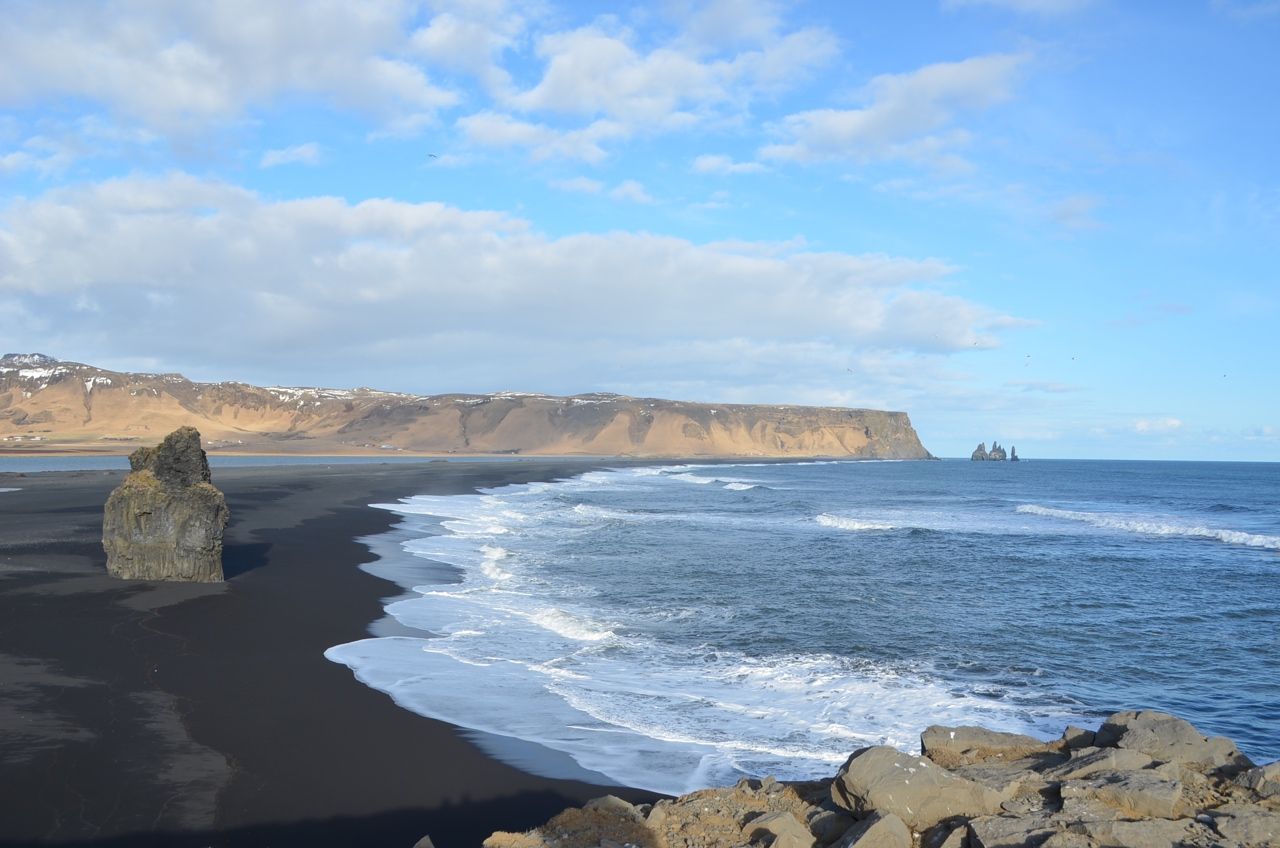 Черният плаж Рейнисфяра (може би го знаете от Игра на тронове - Исландия е неустоима за кинаджиите).