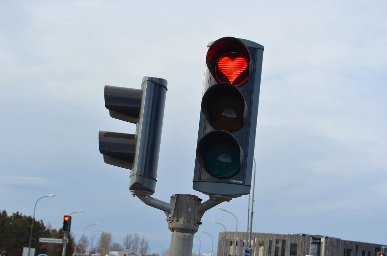 Тези сърдечни/сърцати червени светлини се намират само в Акурейри