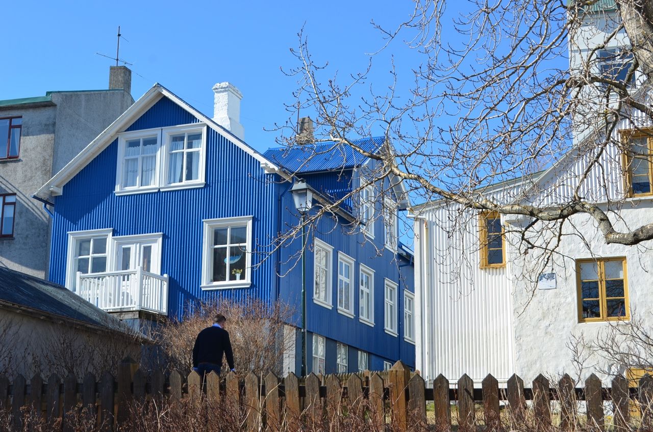Облицованите с нагънати метални листове разноцветни къщи в стария Рейкявик са сред най-характерното в исландската архитектура.