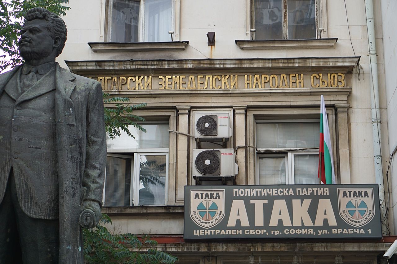 Фасадата на Операта с надпис Български земеделски народен съюз, табела на ПП „Атака“ и статуя на Ал. Стамболийски на преден план
