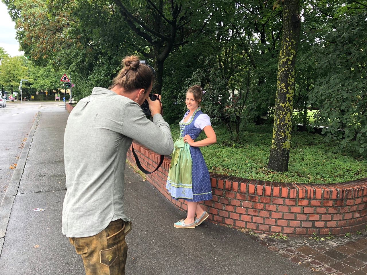 Фотосесия на улицата. Фотограф и модел се превърнаха в сюжет. Носията в Мюнхен е нещо, което се носи с гордост, а не е просто екзотика. Магазините за народно облекло са много, а моделите в тях – безброй.