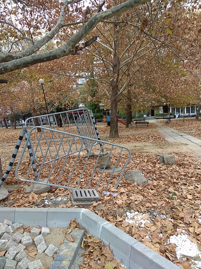 Демонтираното предпазно ограждение между детската площадка в парка и булеварда