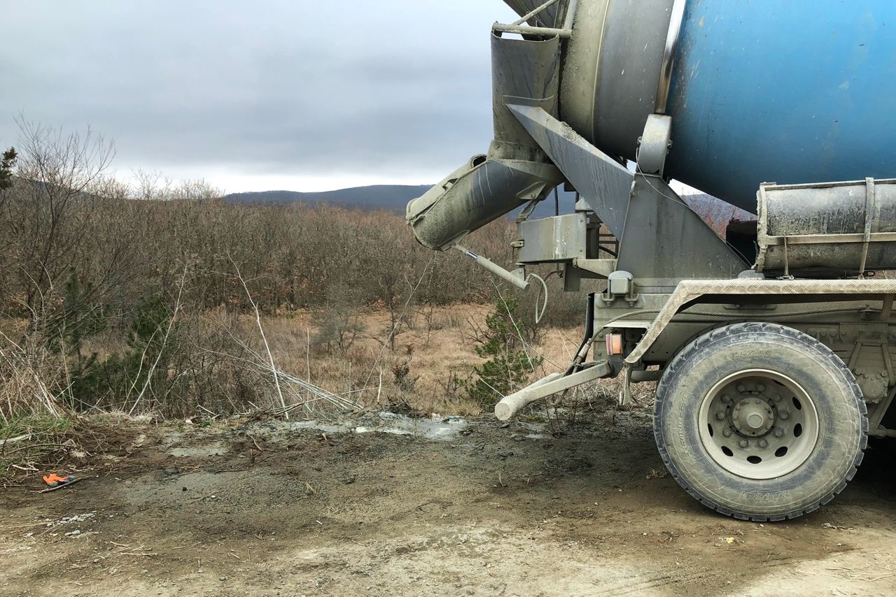 Бетоновоз изхвърля остатъчни материали и отмитата циментова вода край общински път