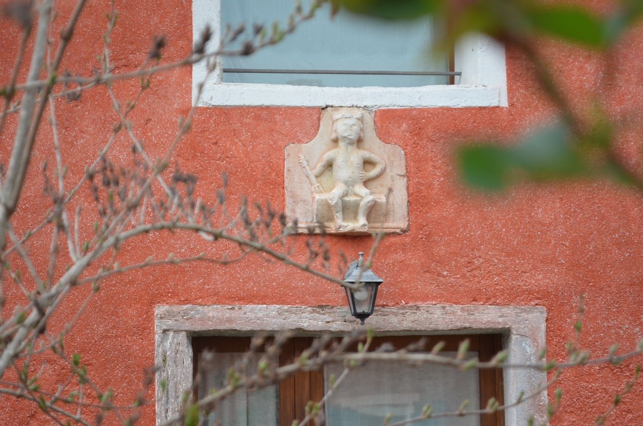 Детайл от Вила „Будзати“ – целият ансамбъл от сгради е в типични за Италия топли цветове, които преливат от охра до тухленочервено