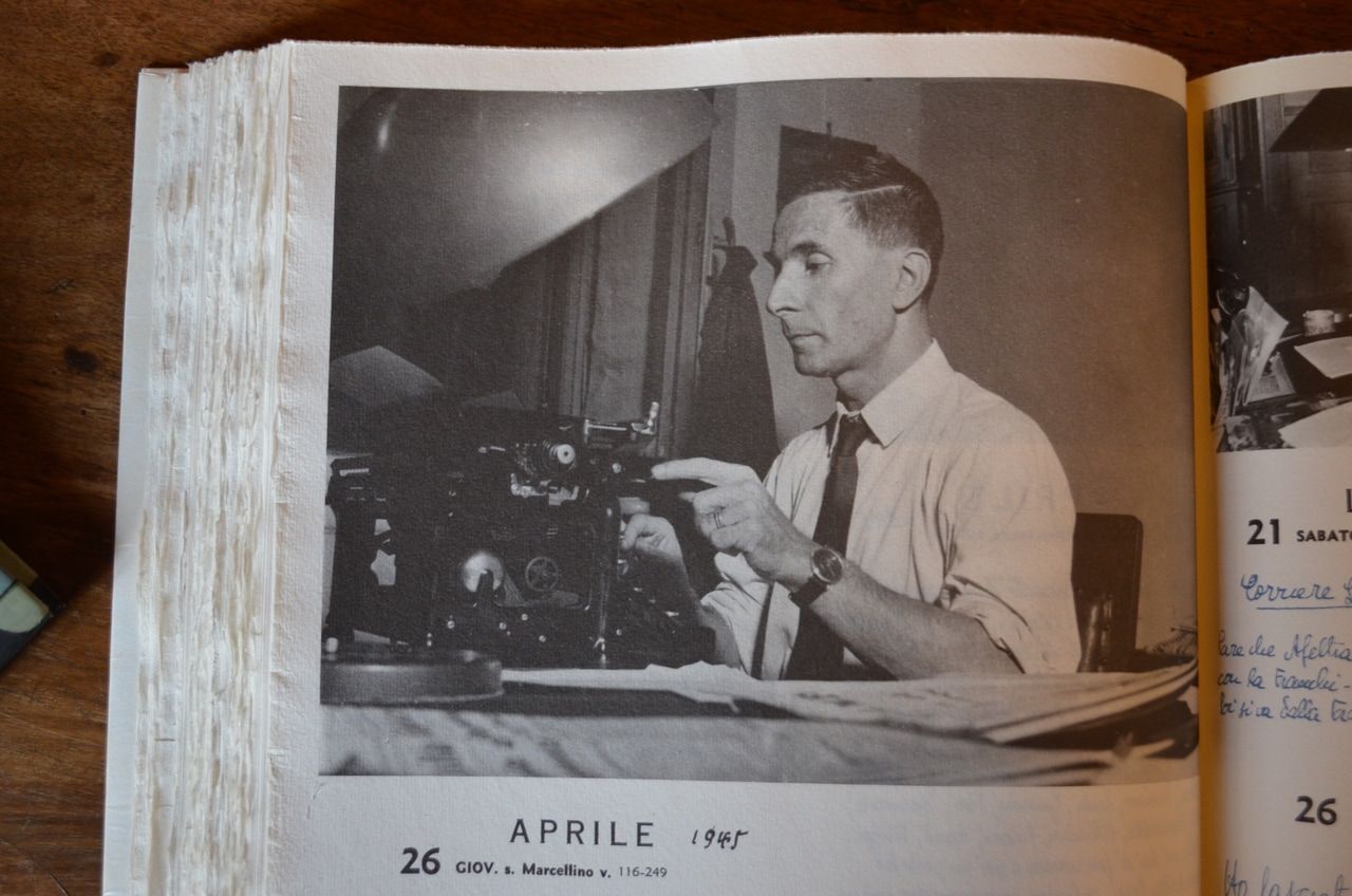 Април 1945 г., Дино Будзати в своето амплоа на журналист